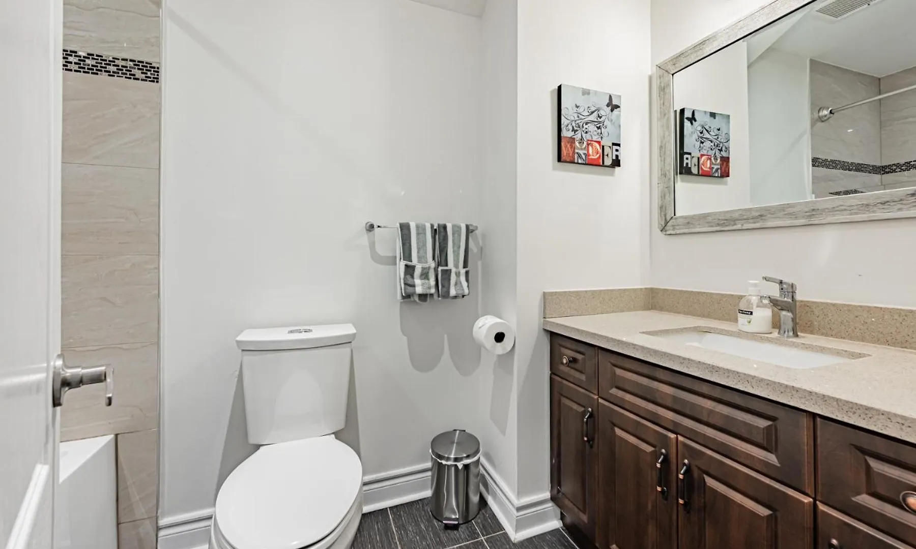 Parking! 5Br House! 10Min Walk To Eaton Center! 7Min Walk To Yongedundas Subway Station! 토론토
