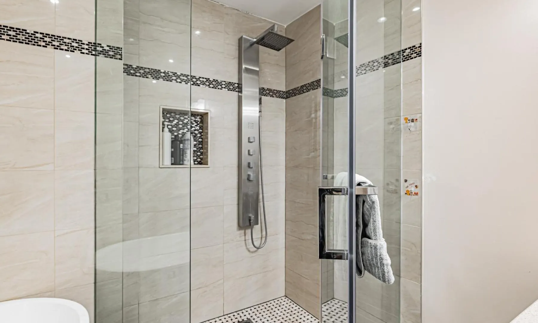 Parking! 5Br House! 10Min Walk To Eaton Center! 7Min Walk To Yongedundas Subway Station! 토론토 캐나다