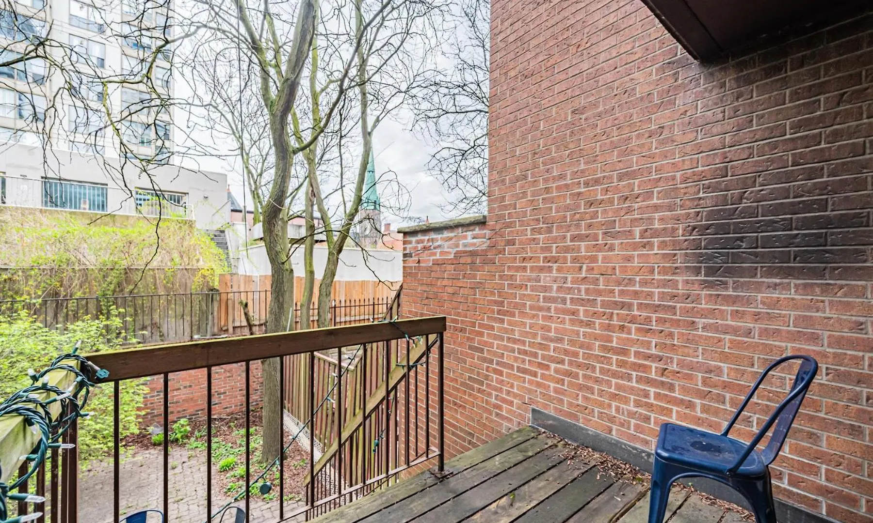Parking! 5Br House! 10Min Walk To Eaton Center! 7Min Walk To Yongedundas Subway Station! 토론토