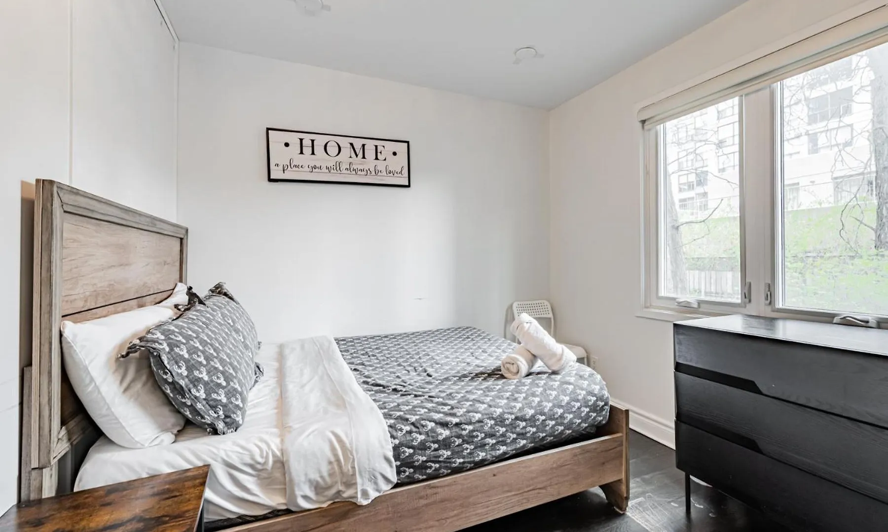 Parking! 5Br House! 10Min Walk To Eaton Center! 7Min Walk To Yongedundas Subway Station! 토론토 캐나다
