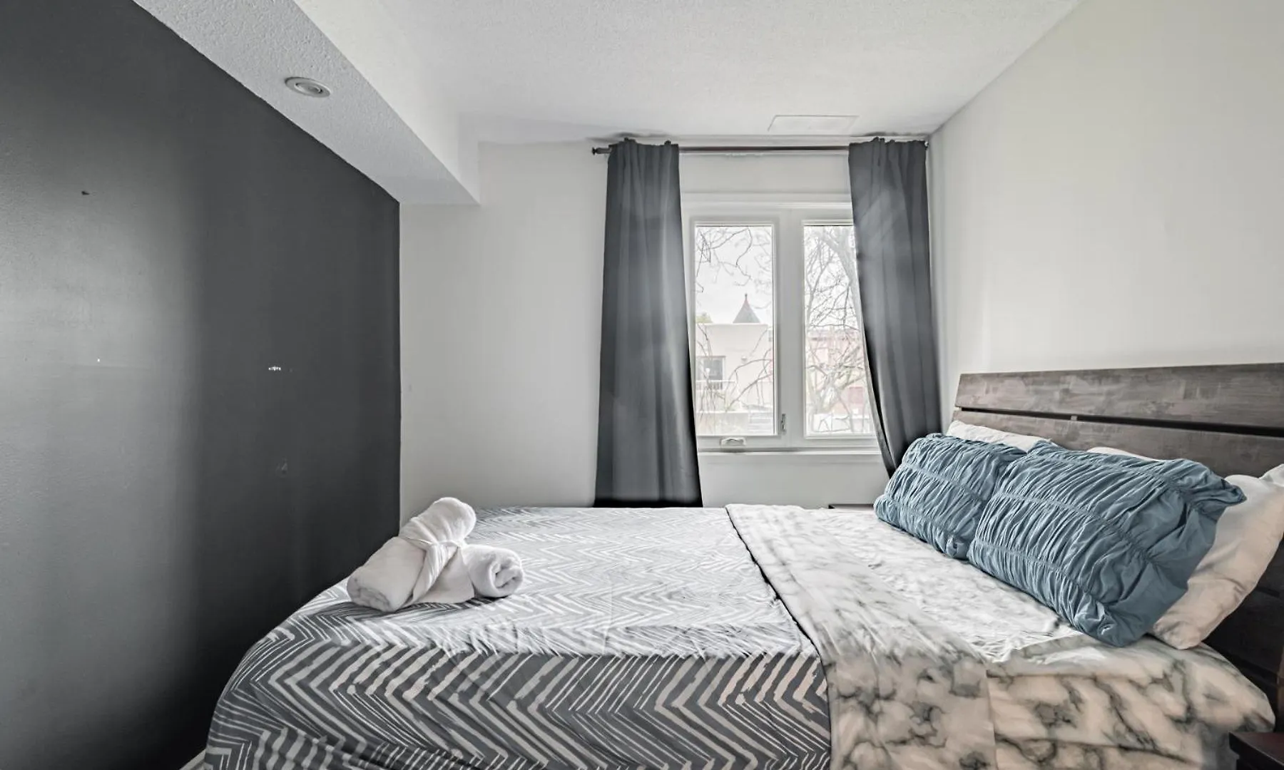 Parking! 5Br House! 10Min Walk To Eaton Center! 7Min Walk To Yongedundas Subway Station! 토론토