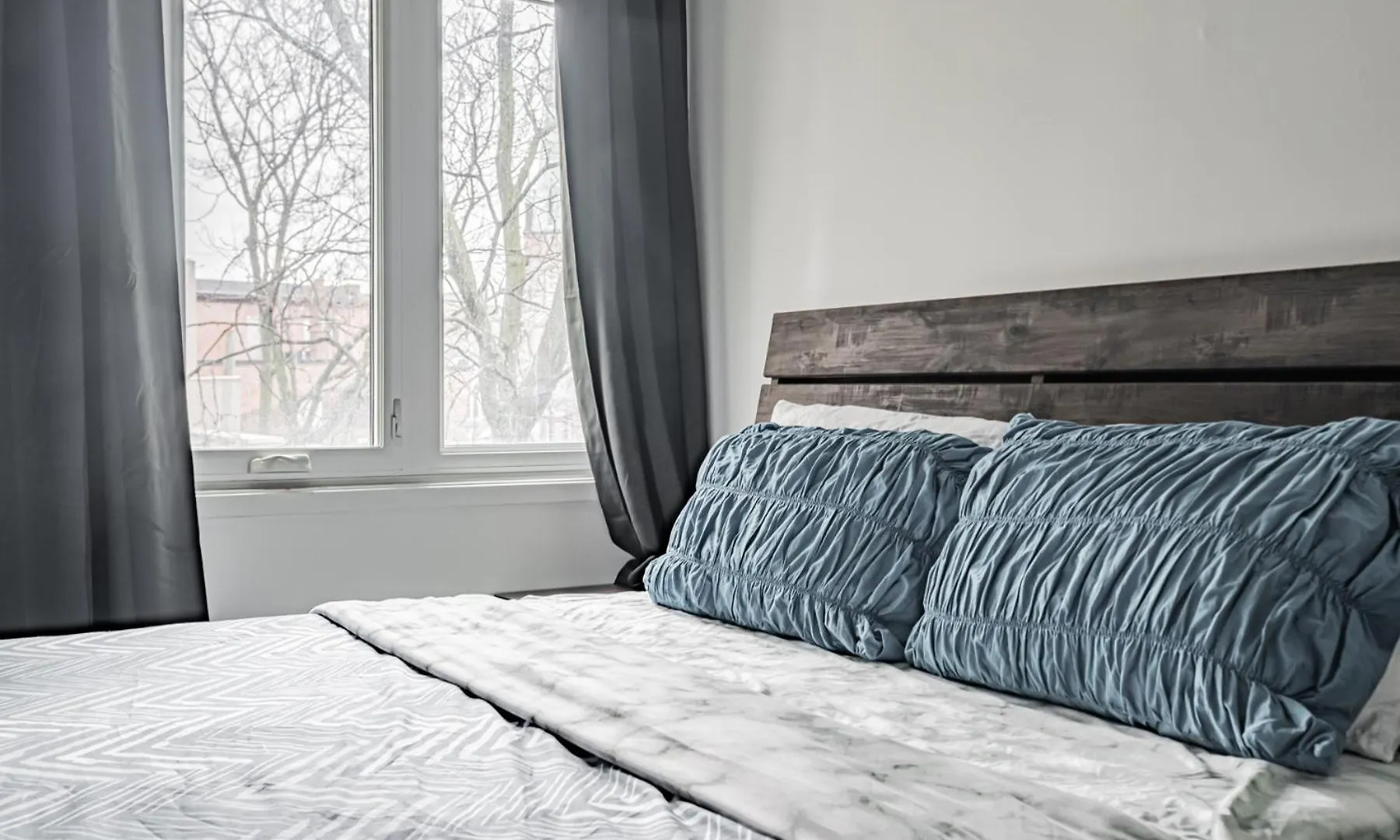 Parking! 5Br House! 10Min Walk To Eaton Center! 7Min Walk To Yongedundas Subway Station! 토론토 캐나다
