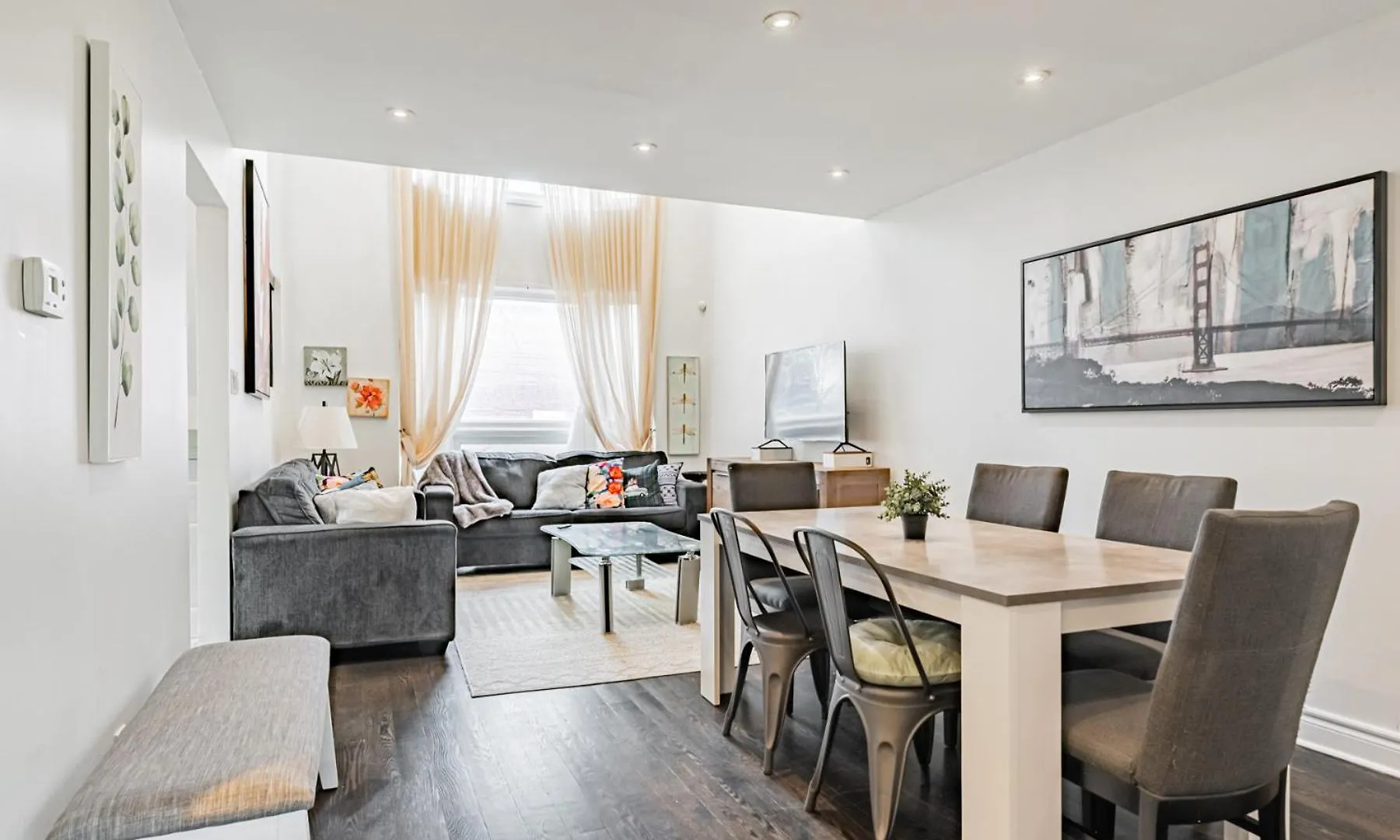 Parking! 5Br House! 10Min Walk To Eaton Center! 7Min Walk To Yongedundas Subway Station! 토론토