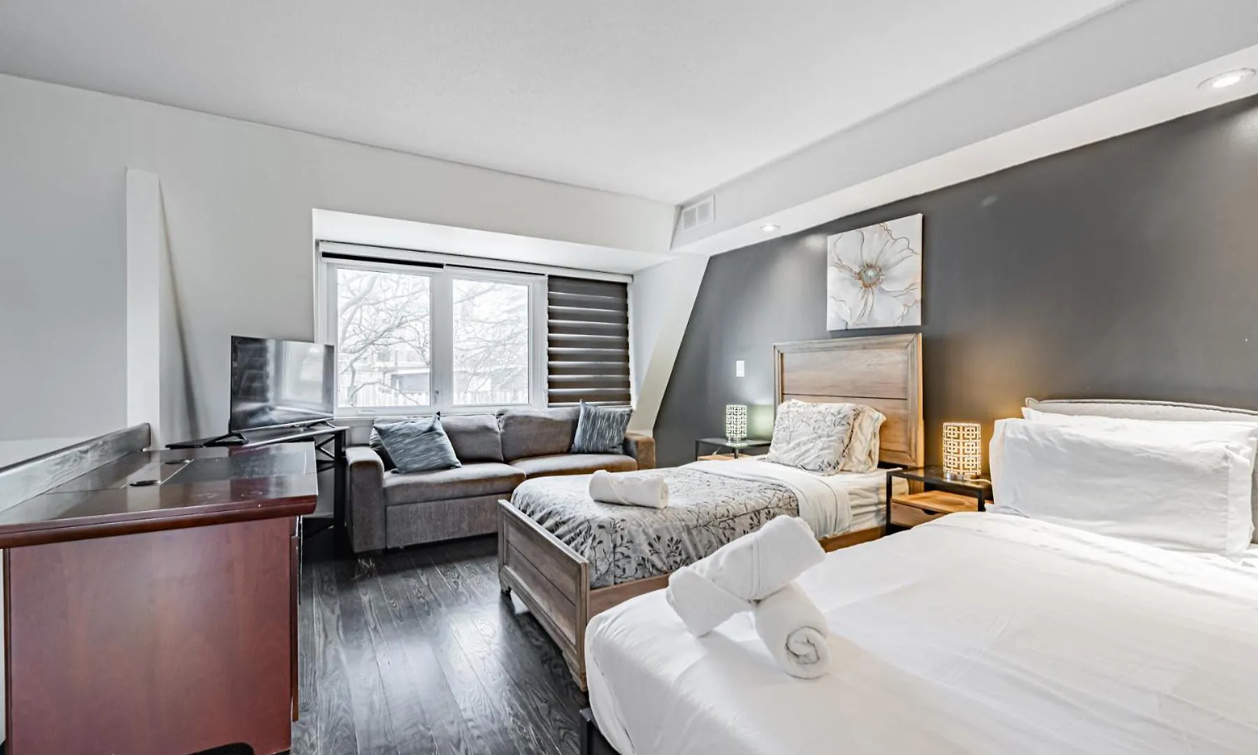 Parking! 5Br House! 10Min Walk To Eaton Center! 7Min Walk To Yongedundas Subway Station! 토론토