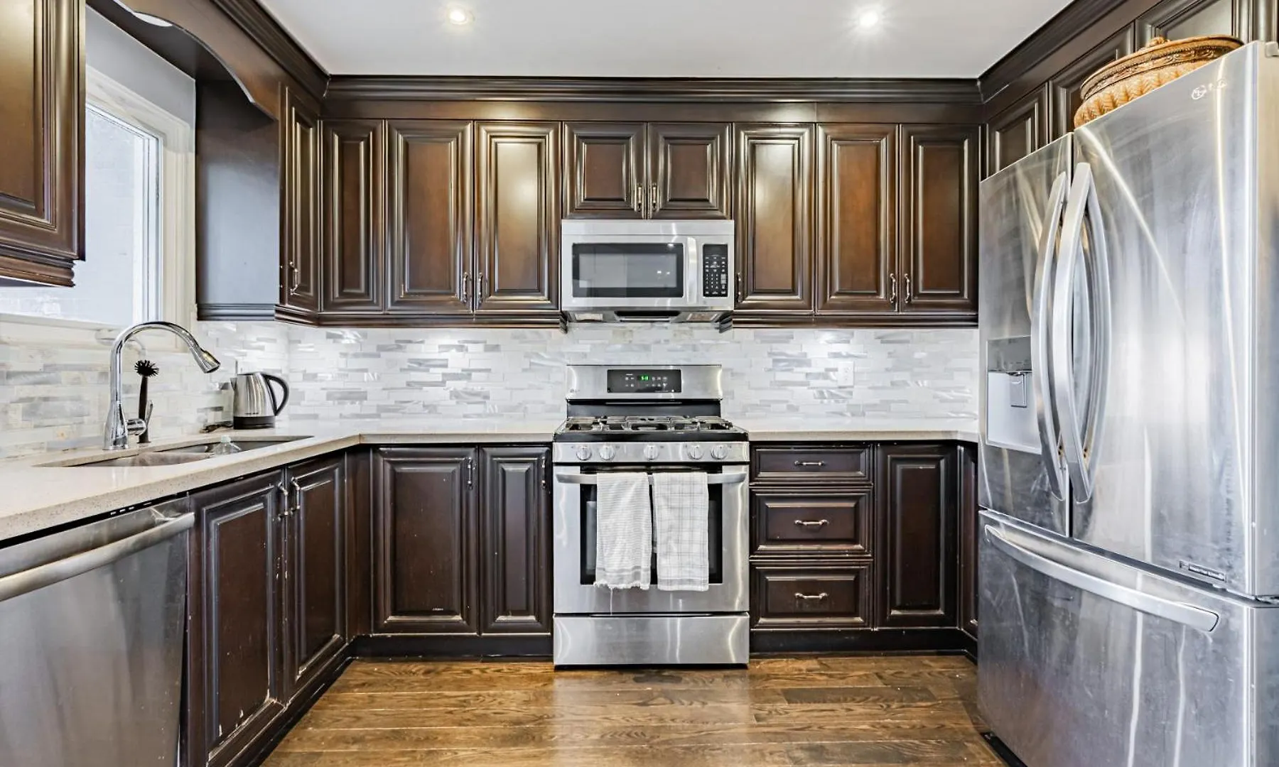 Parking! 5Br House! 10Min Walk To Eaton Center! 7Min Walk To Yongedundas Subway Station! 토론토 0*,  캐나다